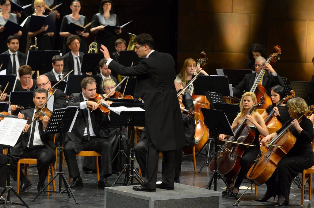 Dirigent Aleksandar Kojić i orkestar Srpskog narodnog pozorišta